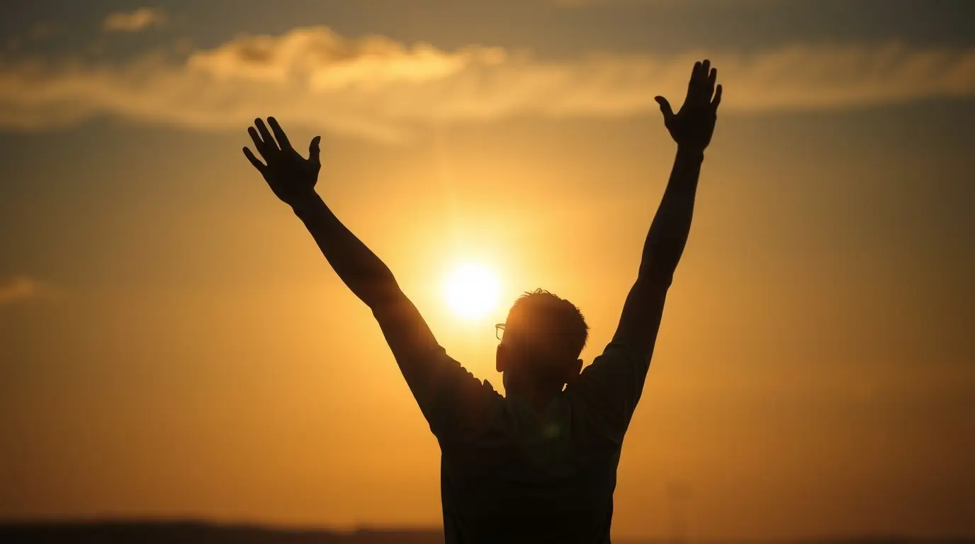 ember sziluettje szabadon kitárt karokkal a rabszolgaság eltörlésének nemzetközi napján